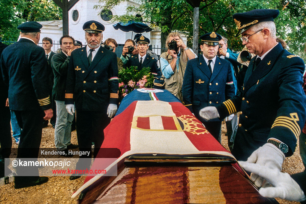 Re-enactors placing a flag on Miklo's Horthy coffin