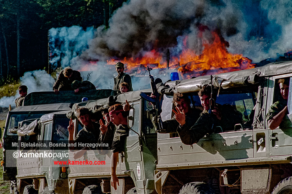 Bosnian Serb soldiers salute as they leave strategic positions on Mt. Bjelasnica after setting the ski lodges ablaze on August 14, 1993